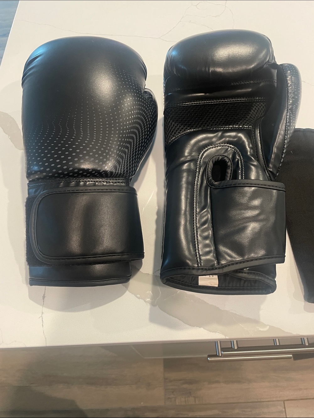 Men's Black Boxing Gloves with Secure Wrist Strap-with liners